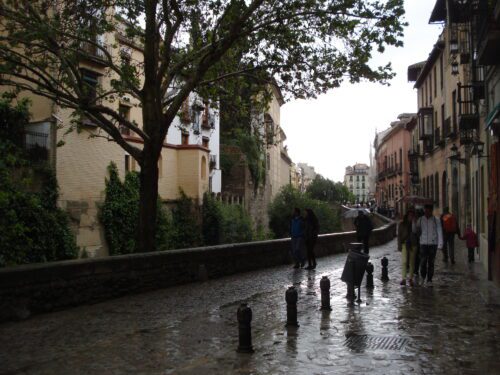 paseo de los tristes de granada zona historica en un dia nublado con lluvia