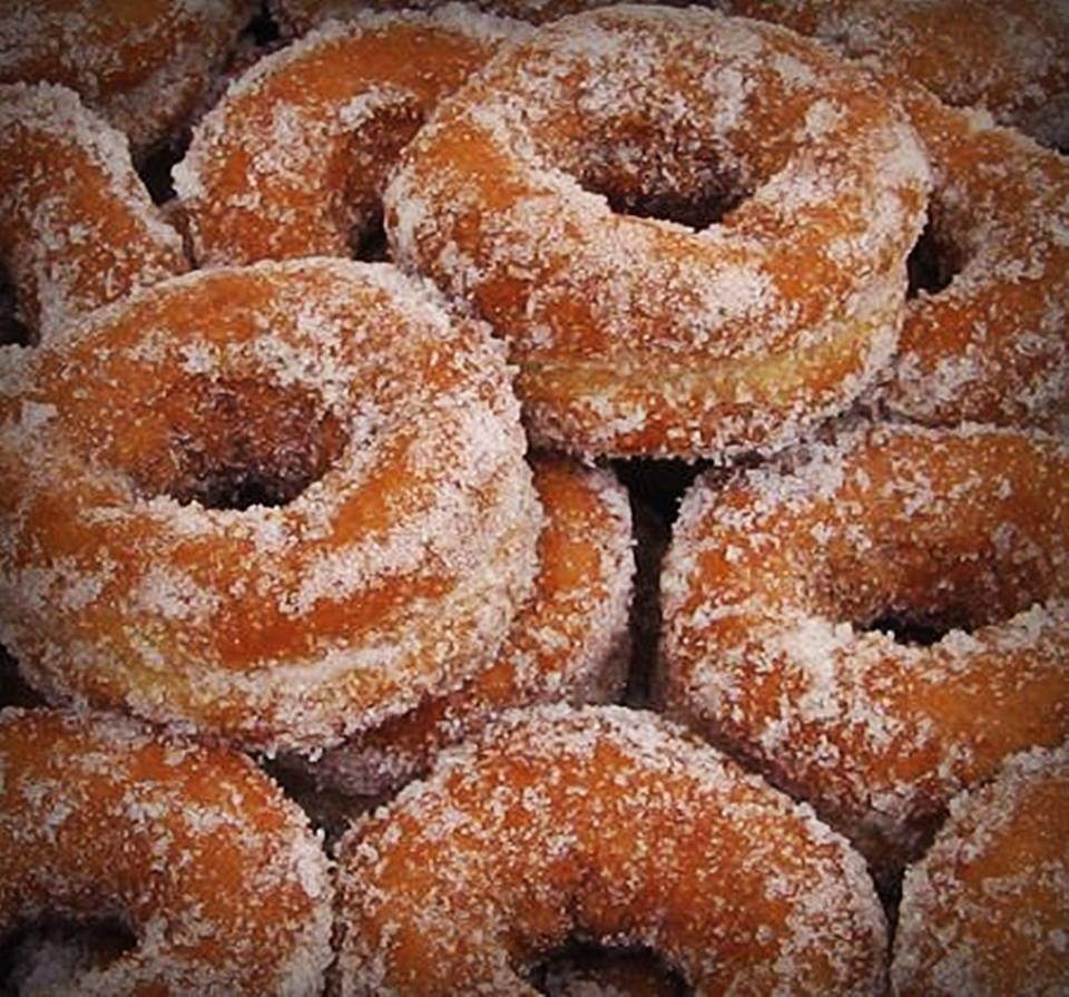 Roscos Fritos de Semana Santa tradicionales con azucar
